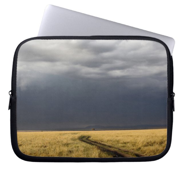 Capa Para Notebook Nuvens de tempestade e estrada através de planície (Frente)