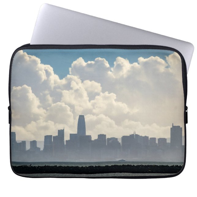 Capa Para Notebook Nuvens e a Cidade (Frente)