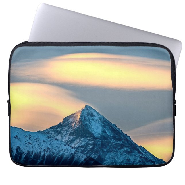 Capa Para Notebook Nuvens Únicas Sobre Montanhas Cobertas de Neve (Frente)