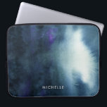 Capa Para Notebook O mar profundo | da aguarela | dos azuis marinhos<br><div class="desc">Design azul escuro bonito do abstrato da aguarela. Há uma sugestão do roxo misturada nas cores. Seu nome pode ser adicionado na parte inferior deste produto nas pias batismais brancas.</div>