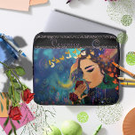 Capa Para Notebook odor de Rosas<br><div class="desc">Aproveite esta trabalho de arte esbranquiçada na sua bolsa de laptop apresentando uma mulher com rosas à noite quando tudo fica escuro e azul,  as cores saem sob o luar. Faça-o seu e personalize-o com seu nome. Ele fará uma declaração onde quer que você vá.</div>