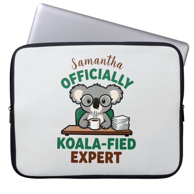 Capa Para Notebook Officially Koala-fied Expert Funny Coffee Pun (Frente)
