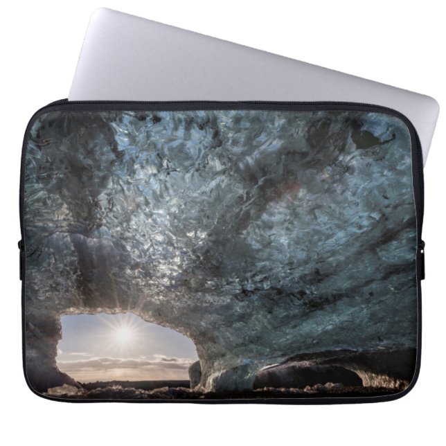 Capa Para Notebook Olhando para fora de uma caverna de gelo, Islândia (Frente)