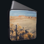 Capa Para Notebook Onda do Deserto: Parque Nacional da Floresta Petri<br><div class="desc">No Parque Nacional da Floresta Petrificada perto de Holbrook, Arizona, gramíneas do deserto, angular no canto inferior esquerdo da foto. A areia vai até a borda direita e de volta para as colinas distantes estriadas no horizonte. Um céu nublado está no topo da fotografia. Um autorretrato de sombra ondulando sobe...</div>