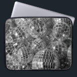 Capa Para Notebook Ornamentos de Bola Disco<br><div class="desc">Os ornamentos de esfera de Disco de vários tamanhos formam uma pilha caótica nesta única fotografia em preto e branco. As bolas de espelhos brilhantes refletem sombras claras ou escuras de cada uma de suas pequenas facetas espelhadas. Os ornamentos da bola reluzente descansam em cima das terras com miçangas dodecaedro...</div>