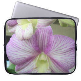 Capa Para Notebook Orquídeas brancas e roxas em uma bolsa de laptop