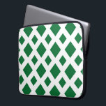 Capa Para Notebook Ouros Verdes em Branco<br><div class="desc">Um padrão geométrico ousado de grandes e pequenos diamantes verdes sobre fundo branco. O branco forma uma trava que separa as formas de diamante. Imagem criada digitalmente. Copyright ©2013 Claire E. Skinner,  Todos os direitos reservados.</div>