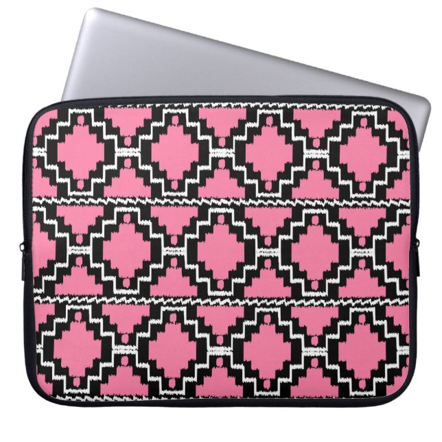 Capa Para Notebook Padrão Azteca Ikat - Rosa Fúcsia, Preto e Branco (Frente)