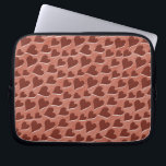 Capa Para Notebook Padrão bonito de Corações Vermelhos Incorporados R<br><div class="desc">Um padrão bonito de corações vermelhos de vários tamanhos em um fundo rosa,  ligeiramente girado. Para quem procura uma bolsa de laptop doce e bonita para Dia de os namorados ou todo o ano.</div>