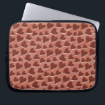 Capa Para Notebook Padrão bonito de Corações Vermelhos Incorporados R<br><div class="desc">Um padrão bonito de corações vermelhos de vários tamanhos em um fundo rosa,  ligeiramente girado. Para quem procura uma bolsa de laptop doce e bonita para Dia de os namorados ou todo o ano.</div>