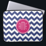 Capa Para Notebook Padrão Chevron com Monograma - Magenta Marinho<br><div class="desc">Um design popular com uma área para adicionar suas iniciais. Cores de tendências e padrões para o seu telefone celular. Se precisar ajustar os monogramas,  clique no botão personalizar e faça alterações.</div>