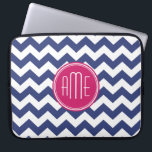 Capa Para Notebook Padrão Chevron com Monograma - Magenta Marinho<br><div class="desc">Um design popular com uma área para adicionar suas iniciais. Cores de tendências e padrões para o seu telefone celular. Se precisar ajustar os monogramas,  clique no botão personalizar e faça alterações.</div>