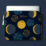 Capa Para Notebook Padrão Cósmico abstrato Personalizado<br><div class="desc">Diversão do padrão abstrato de lua e estrelas em um fundo azul escuro com sotaques de folha de ouro impressos.</div>