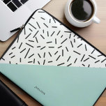 Capa Para Notebook Padrão de Abstrato de diversão personalizado<br><div class="desc">Padrão geométrico preto e branco legal e engraçado inspirado no estilo do padrão Memphis com sotaque colorido. Personalize com seu nome ou monograma.</div>