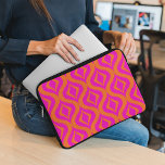 Capa Para Notebook Padrão de Arte Ogee de Ikat Ogee, Cor-de-rosa-Quen<br><div class="desc">Linda e vibrante cor-de-rosa-quente e laranja brilhante estilo Ikat boêmico padrão de quedas. design ornamentado de hipster,  elegante e divertida para o designer rico artístico do interior,  diva de moda artística,  marca-passo popular,  retrato de vintage,  estilo de nouveau deco art ou amante de motif digital abstrato gráfico</div>
