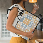 Capa Para Notebook Padrão de Arte Retroativa Azul da Cinza de Palha d<br><div class="desc">Lindos círculos geométricos de cores brancas e azuis, castanho-bege, esticados, amarelo-ocre, e meio círculo de cor branca em um fundo branco nítido. Com opção para personalizar ou personalizar com um monograma de nome ou inicial de sua escolha. design, elegante, na moda e eclético para a moda artística rico, diva da...</div>