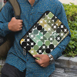 Capa Para Notebook Padrão de Arte Retroativa Preto Verde Oleícola Per<br><div class="desc">Lindos círculos geométricos coloridos de cor verde-lacrimogêneo, preto-escuro, cinzas, bege esticado, branco-branco e meio-círculo num fundo branco nítido. Com opção para personalizar ou personalizar com um monograma de nome ou inicial de sua escolha. design, elegante, na moda e eclético para a moda artística rico, diva da moda artística, a motif...</div>