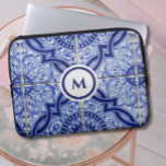 Capa Para Notebook Padrão de Azulejo Monograma Azul   Branco do Medit<br><div class="desc">Adicione estilo à sua rotina diária com esta adorável bolsa de laptop de monograma azul e branco, com um padrão tradicional de azulejo cerâmico mediterrânico. No espírito dos melhores azulejos de colheita portugueses, espanhóis e marroquinos, o motif é um conjunto agradável de linhas geométricas e espirais. Personalize com uma inicial...</div>