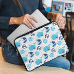 Capa Para Notebook Padrão De Baleias, Baleias Cutas, Baleias Azuis<br><div class="desc">Um padrão bonito,  divertido e adorável com baleias azuis,  barcos à vela e âncoras. Presente moderno e moderno,  perfeito para o amante de baleias na sua vida.</div>