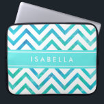 Capa Para Notebook Padrão de Cevon de Aquarela Moderna Azul e Branco<br><div class="desc">Proteja seu laptop com estilo com esta manga moderna chique. Design apresenta um padrão bonito aqua teal azul-d'água chevron zig-zag, faixa de turquesa e seu nome ou outro texto personalizado em uma simples fonte de tipografia branca. Este elegante e moderno caso de computador faz um presente de na moda para...</div>