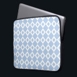 Capa Para Notebook Padrão de Diamante Azul e Branco<br><div class="desc">Um legal padrão geométrico de forma azul-clara e diamante branco que se encaixa. Cada um dos diamantes brancos contém um pequeno fazer de diamante azul-bebê pálido,  a cor dominante do design original. Imagem criada digitalmente. Copyright © 2013 Claire E. Skinner. Todos os direitos reservados.</div>