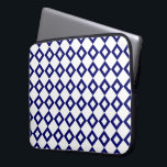 Capa Para Notebook Padrão de diamante branco e Marinho<br><div class="desc">Um padrão gráfico sofisticado de formas brancas e marinhos de diamante interligadas. Os diamantes azuis escuros contêm cada um um pequeno fazer branco de diamante branco,  a cor dominante do design original. Imagem criada digitalmente. Copyright © 2013 Claire E. Skinner. Todos os direitos reservados.</div>
