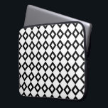 Capa Para Notebook Padrão de diamante branco e preto<br><div class="desc">Um padrão geométrico na moda de formas de diamante branco e preto que se encadeam. Cada um deles contém um pequeno fazer branco de diamante branco,  a cor dominante do design original. Imagem criada digitalmente. Copyright © 2013 Claire E. Skinner. Todos os direitos reservados.</div>