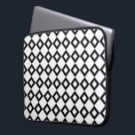 Capa Para Notebook Padrão de diamante branco e preto<br><div class="desc">Um padrão geométrico na moda de formas de diamante branco e preto que se encadeam. Cada um deles contém um pequeno fazer branco de diamante branco,  a cor dominante do design original. Imagem criada digitalmente. Copyright © 2013 Claire E. Skinner. Todos os direitos reservados.</div>