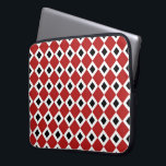 Capa Para Notebook Padrão de Diamante Vermelho, Branco, Preto<br><div class="desc">Um padrão clássico de encravamento em forma de diamante vermelho e branco. Cada diamante branco contém um pequeno diamante preto que adiciona profundidade ao design original. Imagem criada digitalmente. Copyright © 2013 Claire E. Skinner. Todos os direitos reservados.</div>