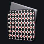 Capa Para Notebook Padrão de Diamante Vermelho, Preto, Branco<br><div class="desc">Um padrão na moda gráfico de formas de diamante preto e branco que se encadeam. Cada diamante branco contém um pequeno diamante vermelho que adiciona profundidade ao design original. Imagem criada digitalmente. Copyright © 2013 Claire E. Skinner. Todos os direitos reservados.</div>