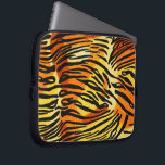 Capa Para Notebook Padrão de Impressão de Peles com Peles Tigre<br><div class="desc">Esta bolsa de laptop de tendência apresenta um padrão de impressão de tigre riscado com faixas de animais negros em um claro fundo de pelagem laranja, amarelo e creme. Traga o gato selvagem em você com este design felino legal. É o ousado perfeito, original em busca de amantes de os...</div>