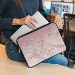 Capa Para Notebook Padrão de mármore rosa-rosado com brilho Dourado c<br><div class="desc">Lindas cinzas contemporâneas, maduras esticadas, branco e cor-de-rosa brilhando como padrão de aparência design. Com espaço para personalizar ou personalizar com nome, monograma ou iniciais de sua escolha. design ornamentado de hipster, divertida, moderna e caprichosa para a elegante moda artística ou diva de moda artística, motim de quadril, estilo de...</div>