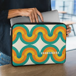 Capa Para Notebook Padrão de Metade dos Círculos Retroativos Colorido<br><div class="desc">Linda luz amarela escura contemporânea, laranja, azul-lacrimogêneo, verde-oceano padrão de onda em um fundo branco-creme de marfim. Com espaço para personalizar ou personalizar com um monograma de nome ou iniciais de sua escolha. Ornamentado, elegante, na moda e eclético para o rico da moda artística, a diva da moda artística, o...</div>