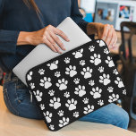 Capa Para Notebook Padrão de pata, impressões de pata, patas de cão,<br><div class="desc">Padrão bonito,  divertido e adorável com patas brancas sobre fundo preto. Presente moderno e moderno,  perfeito para o amante do cão em sua vida.</div>