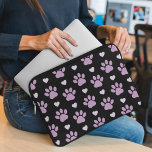 Capa Para Notebook Padrão De Patas, Patas Cachorros, Patas Liláticas,<br><div class="desc">Padrão bonito,  divertido e adorável com patas lilás e corações roxos. Presente moderno e moderno,  perfeito para o amante do cão em sua vida.</div>