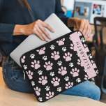 Capa Para Notebook Padrão De Patas, Patas Rosa, Patas Cachorros, Seu<br><div class="desc">Padrão bonito,  divertido e adorável com patas rosa e brancas. Presente moderno e moderno,  perfeito para o amante do cão em sua vida. Personalize adicionando o seu nome,  apelido,  monograma ou iniciais.</div>