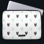 Capa Para Notebook Padrão de Pontos de Mint e Black Hearts Personaliz<br><div class="desc">Manga de café personalizada,  bonita e moderna,  com horta e corações negros e caligrafia moderna. Você pode personalizar este produto adicionando um nome ou uma frase curta.</div>