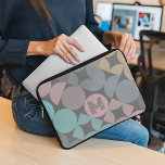 Capa Para Notebook Padrão de Popart Quadrado dos Círculos de Diversão<br><div class="desc">Design contemporâneo elegante, na moda e minimalismo eclético com espaço para personalizar com o nome monograma ou iniciais de sua escolha. Perfeito para o motif artístico, estilo de arte retrô vintage ou amante do motif geométrico abstrato digital. O belo azul-aqua, verde-menta, bege-cinza, guincho-esguicho e meio-círculos geométricos cor-de-rosa-rosa e padrão quadrado...</div>