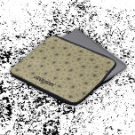 Capa Para Notebook Padrão de preto e bege do nome do monograma |<br><div class="desc">Proteja o seu dispositivo com estilo com esta bolsa de laptop elegante, com um padrão preto e bege refinado e um nome monográfico personalizado. Projetado para funcionalidade e elegância, ele oferece um ajustado furado e interior almofadado para proteger seu laptop de arranhões e saltos. Leve e durável, é perfeito para...</div>