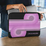 Capa Para Notebook Padrão de retrorreflector preto cor-de-rosa do Pas<br><div class="desc">Se você estiver procurando uma bolsa de laptop que possa proteger seu laptop e mostrar seu estilo, talvez você queira dar uma olhada nesta bolsa de laptop personalizável. Esta manga apresenta um belo padrão de linhas e círculos geométricos colorido violeta escuro contemporâneo, médio, e rosas claro, e círculos geométricos colorido...</div>
