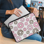 Capa Para Notebook Padrão De Rosquinhas, Rosquinhas Rosa, Rosquinhas<br><div class="desc">Um padrão bonito,  divertido e adorável com rosquinhas cor-de-rosa e brancas. Presente moderno e moderno,  perfeito para o amante da rosquinha em sua vida.</div>