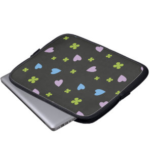 Capa Para Notebook Padrão de Trevo e Corações