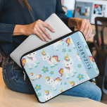 Capa Para Notebook Padrão De Unicórnios, Unicórnios Bonitos, Seu Nome<br><div class="desc">unicórnios e flores bonitos,  divertidos e adoráveis. Presente moderno e moderno,  perfeito para o amante do unicórnio em sua vida. Personalize adicionando o seu nome,  apelido,  monograma ou iniciais.</div>