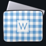 Capa Para Notebook Padrão de Xadrez Clássico Monograma Azul Gingham<br><div class="desc">Proteja o seu laptop com uma manga de neopreno que contém quadrados azuis-claros, brancos e azuis-bebês numa xadrez de búfalo clássica com um monograma personalizado dentro de um quadrado branco no centro. Personalize-o com a sua inicial na barra lateral. Outras bolsas de laptop também disponíveis. Para ver o padrão design...</div>