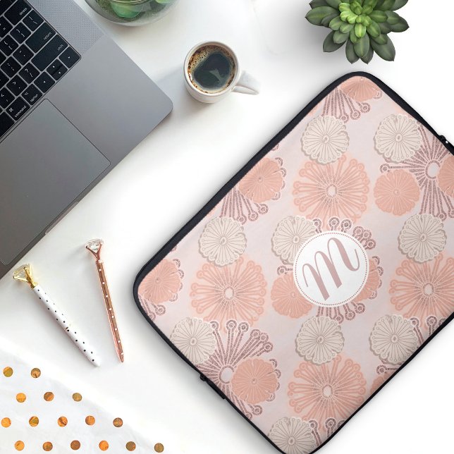 Capa Para Notebook Padrão e Monograma do Flor Dourado rosa (Rose Gold Floral Pattern with Monogram Laptop Sleeve)