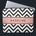 Capa Para Notebook Padrão e nome moderno do diafragma cor-de-rosa, pr<br><div class="desc">Proteja seu laptop com estilo com uma manga moderna. O design apresenta um padrão de zigueiro preto e branco, uma faixa de folha de ouro rosa a preto e branco, bonito faux em rosa e preto, e o seu nome ou outro texto personalizado. Este elegante e moderno caso de computador...</div>