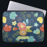Capa Para Notebook Padrão Floral Colorido Azul Escuro Personalizado<br><div class="desc">Padrão floral colorido bonito sobre fundo azul escuro com personalização opcional.</div>