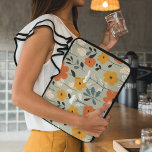 Capa Para Notebook Padrão Floral Inspirado no meio século<br><div class="desc">Proteja seu laptop com elegância artística usando esta Bolsa de laptop de padrão floral inspirada no Meio século! Desenhando inspiração dos padrões ousados e vibrantes da arte do médio, esta bolsa de laptop cativante apresenta tons florais coloridos que acrescentam um toque de estilo ao seu dispositivo. Ele garante que seu...</div>