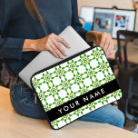 Capa Para Notebook Padrão Folha, Folhas Verdes, Seu Nome<br><div class="desc">Padrão elegante,  na moda e sofisticado com folhas verdes. Presente moderno e moderno,  perfeito para o amante da natureza em sua vida. Personalize acrescentando seu nome,  apelido,  monograma ou iniciais.</div>