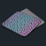 Capa Para Notebook Padrão geométrico colorido e colorido<br><div class="desc">Padrão geométrico preto elegante sobre brilho em rosa azul e roxo.</div>